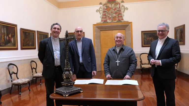Firma del convenio entre el Arzobispado de Santiago y el Seminario Mayor Interdiocesano «Apóstol Santiago»